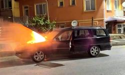 Komşuda seyir halindeki araç alevler içinde kaldı