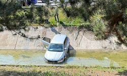 Eskişehir'de otomobil bariyerleri aştı: Sulama kanalına uçtu