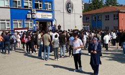 Eskişehir'de öğrenciler sınavda veliler okul kapısında ter döktü!