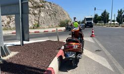 Komşuda kontrolünü kaybeden motosiklet beton kaldırıma çarptı: 1 yaralı