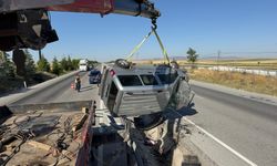 Komşuda kontrolünü kaybeden ataç refüje devrildi: 2 yaralı