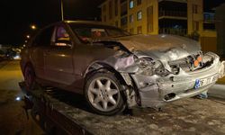 Eskişehir'de dikkatsizlik felakete yol açtı: Otomobil kağıt gibi ezildi, 4 kişi yaralandı!