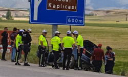 Komşudan acı haber geldi: Yön tabelasına çarpan araçtaki yolcu hayatını kaybetti