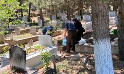 Eskişehirliler bayram arefesinde mezarlıklara akın etti