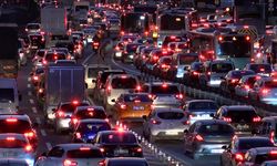 Tatilcilerin bayram yolcuğu sürüyor: 43 ilin geçiş güzergahında yoğun trafik