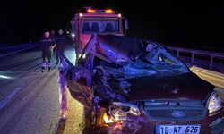 Komşuda tırla çarpışan otomobilde 4 kişi yaralandı