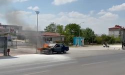 Komşuda seyir halindeki otomobil alev aldı