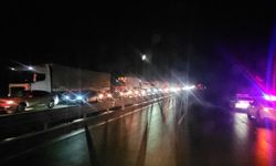 Yağışlı hava kaza getirdi: TIR sürücüsü yaralandı