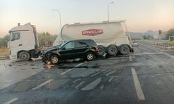 Komşuda tır ve otomobil çarpıştı: 1 yaralı