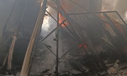İş yerinde çıkan yangın diğer dükkanlara sıçramadan söndürüldü