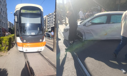 Eskişehir'de otomobil tramvaya çarptı: Seferler aksadı