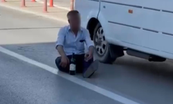 Komşuda tehlike dolu anlar: Yolun ortasına oturdu...