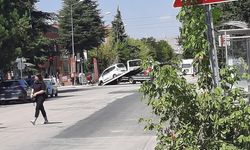 Eskişehir'de maddi hasarlı kaza: Otomobil çekiciyle kaldırıldı