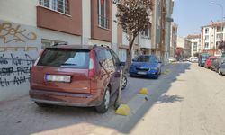 Eskişehir'de beton duba da yetmedi: Sürücüler kaldırımları işgal etti