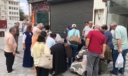 Eskişehir'de vatandaşlar tişört için birbiriyle yarıştı: Poşet poşet aldılar