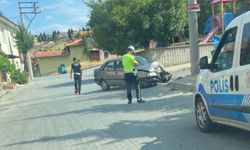 Komşuda otomobil elektrik direğine çarptı: 2 yaralı