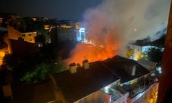 Komşuda yangın alarmı! Çatı tamamen alev aldı