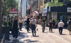 Eskişehir'de vatandaşlar aşırı sıcağa rağmen sokaklara akın etti