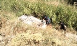 Komşuda otomobil su kanalına devrildi: 2 yaralı