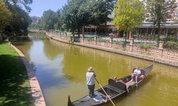 Eskişehir'e gelen turistler sıcağa rağmen gondol gezisinden vazgeçmiyor