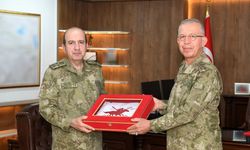 Kara Kuvvetleri Komutanı Bayraktaroğlu, devir teslim törenlerine katıldı