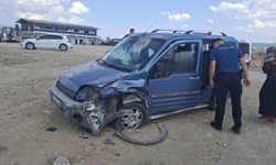 Kontrolünü kaybeden araç aynı şeritte başka bir otomobile çarptı: 2 yaralı