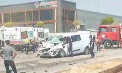 Eskişehir'de TIR'a arkadan çarpan aracın önü kağıt gibi ezildi: 3 yaralı
