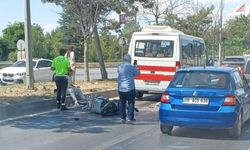 Eskişehir’de minibüs motosikletle çarpıştı: Sürücü hastaneye kaldırıldı