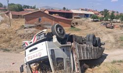 Komşuda kamyon devrildi: 1 yaralı