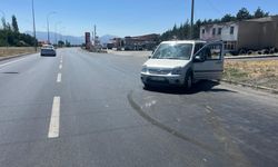 Komşuda hafif ticari araçların çarpıştığı kazada iki kişi yaralandı
