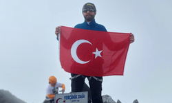 AFAD Eskişehir personeli Verçenik Dağı'nda Türk Bayrağı dalgalandırdı