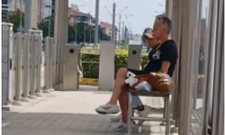 Eskişehir'de tepki çeken görüntü! Tramvay durağını terk ettiler