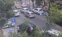 Eskişehir'de yürekler ağza geldi: Bir çocuk iki otomobil arasına sıkıştı