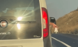 Eskişehir plakalı araç tepki çekti: Yol boyunca dışarı attılar