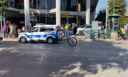 Eskişehir'de bisikletli genç trafikte adeta ölümle dans etti