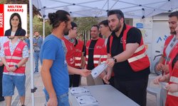 Eskişehir’de CHP'li gençler diploma dağıttı