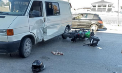 Eskişehir'de bir motosiklet park halinde duran minibüse çarptı