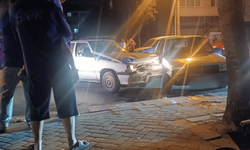 Eskişehir'de otomobiller kafa kafaya çarpıştı! 3 kişi yaralandı