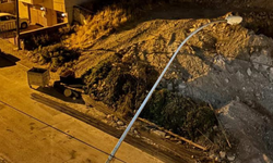 Eskişehir'de yıkılmak üzere olan elektrik direği mahalleliyi korkutuyor