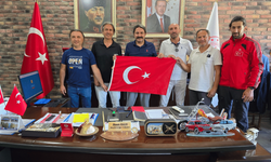 Eskişehirli dağcılar İl Müdürü Hasan Kalın’a zirvede dalgalandırdıkları Türk Bayrağını hediye etti