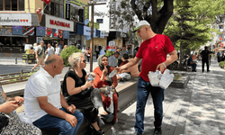 Eskişehirli esnaf hayırseverlerin desteğiyle her gün ücretsiz su dağıtıyor