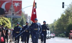 Eskişehir'de Zafer Bayramı, resmi geçit töreni ile kutlandı