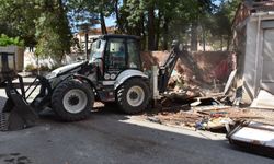 Mahalle sakinleri derin bir nefes aldı: Eskişehir'deki metruk bina yıkıldı