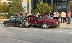 Komşuda kontrolden çıktı, önce yön tabelasına sonra park halindeki otomobile çarptı! 3 yaralı