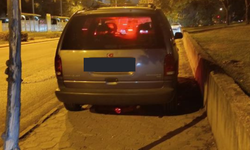Eskişehir'de kaldırıma park edilen arabalar tepki çekiyor
