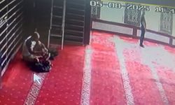 Eskişehir'de pes dedirten hırsızlık: Camide beğendiği ayakkabıları alıp gitti
