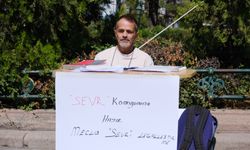Eskişehir’de tek başına imza kampanyası başlattı