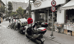 Eskişehir'deki o sokakta trafik levhaları var ama uyan yok!