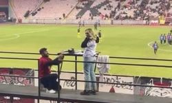 Tribünlerde romantik anlar: Eskişehirspor taraftarı sevgilisine evlenme teklif etti