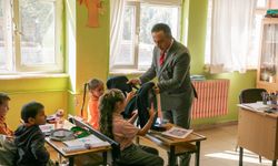 Eskişehir'de öğrencilere 500 çanta hediye edildi
